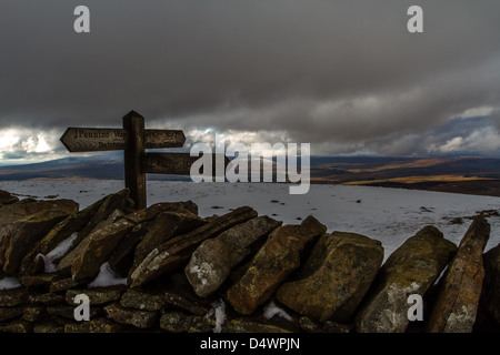 La cima di Pen-y-Ghent con il cartello che indica la Pennine Way in una giornata di neve nello Yorkshire, Regno Unito Foto Stock