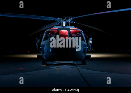 Un UH-60 Black Hawk elicottero illuminato da più unità flash esterne, Tikrit, Iraq. Foto Stock