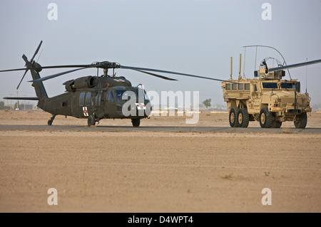 Un U.S. Esercito medevac UH-60 Black Hawk elicottero ed un RG-33 MRAP veicolo a COB Speicher, Tikrit, Iraq. Foto Stock