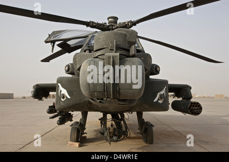 Vista frontale di un AH-64D Longbow Apache sulla linea di volo, Tikrit, Iraq. Foto Stock