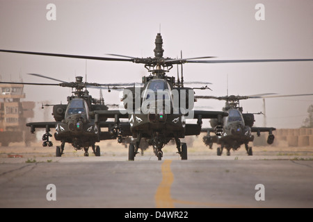 Un gruppo di AH-64D elicotteri Apache sulla pista di COB Speicher. Foto Stock