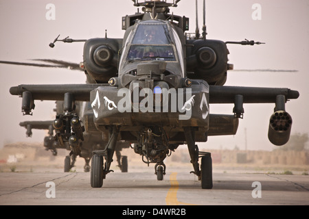 Un gruppo di AH-64D elicotteri Apache sulla pista di COB Speicher. Foto Stock