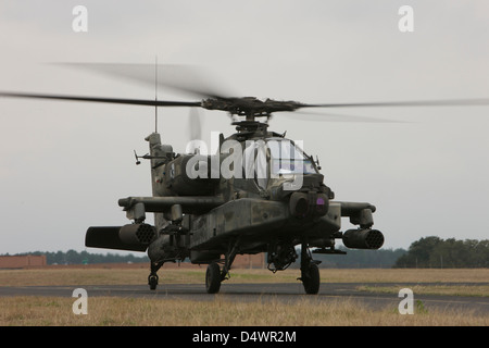 AH-64 elicottero Apache si siede sulla pista durante le operazioni di volo, Conroe, Texas. Foto Stock