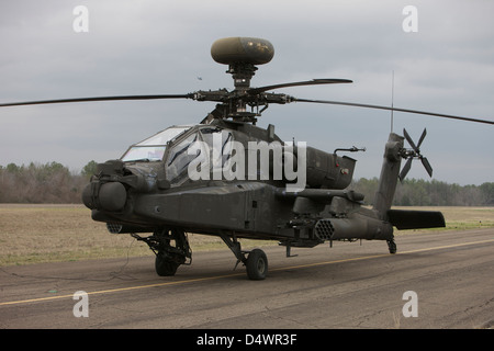 AH-64 elicottero Apache si siede sulla pista durante le operazioni di volo, Conroe, Texas. Foto Stock