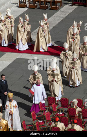 Cardinali assemblati alla messa inaugurale del Papa Francesco I in Piazza San Pietro Foto Stock