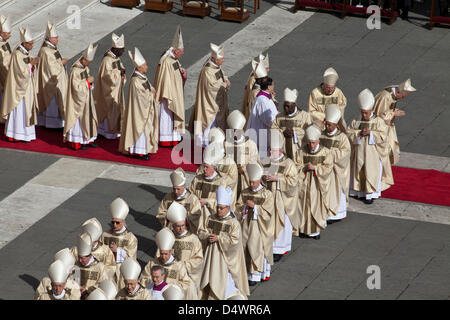 Cardinali assemblati alla messa inaugurale del Papa Francesco I in Piazza San Pietro Foto Stock