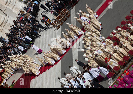 Cardinali assemblati alla messa inaugurale del Papa Francesco I in Piazza San Pietro Foto Stock