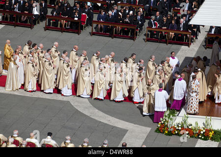 Cardinali assemblati alla messa inaugurale del Papa Francesco I in Piazza San Pietro Foto Stock