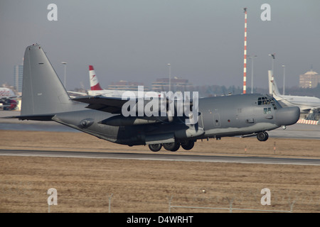 MC-130H Combat Talon II di U.S. Air Force decolla da Aviosuperficie di Stoccarda, Germania. Foto Stock