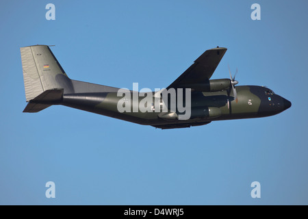 Aviosuperficie di Stoccarda, Germania - il tedesco della Air Force C-160D Transall aeromobile in volo. Foto Stock