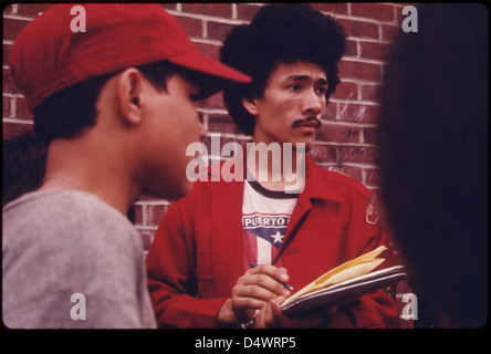 Boy Scout Leader reclutare giovani latino nel Bedford-Stuyvesant distretto di Brooklyn a New York City...06/1974 Foto Stock