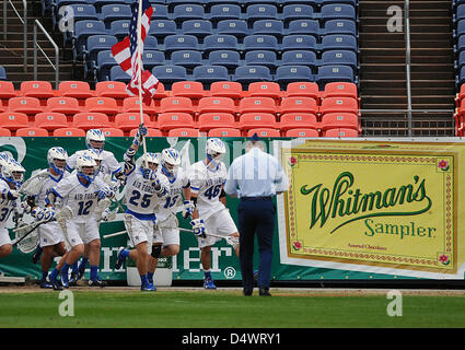 Marzo 16, 2013: Air Force giocatori per azione preventiva contro la Loyola University levrieri durante il Whitman il campionatore Mile High Classic, autorità sportive Field at Mile High, Denver, Colorado. Loyola sconfitto Air Force 13-7. Foto Stock