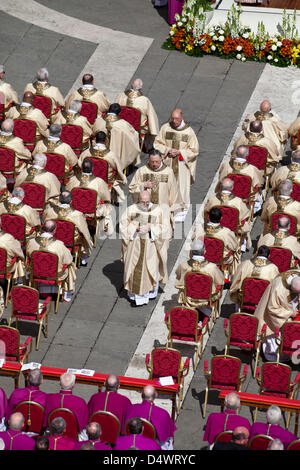 Cardinali assemblati alla messa inaugurale del Papa Francesco I in Piazza San Pietro Foto Stock