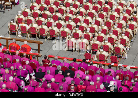 Cardinali assemblati alla messa inaugurale del Papa Francesco I in Piazza San Pietro Foto Stock