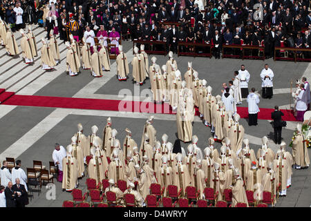 Cardinali assemblati alla messa inaugurale del Papa Francesco I in Piazza San Pietro Foto Stock