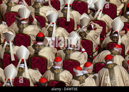 Cardinali assemblati alla messa inaugurale del Papa Francesco I in Piazza San Pietro Foto Stock