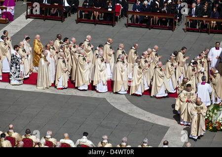 Cardinali assemblati alla messa inaugurale del Papa Francesco I in Piazza San Pietro Foto Stock