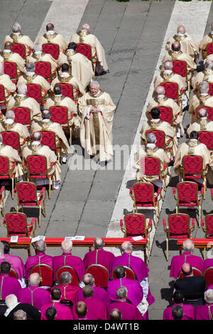 Cardinali assemblati alla messa inaugurale del Papa Francesco I in Piazza San Pietro Foto Stock