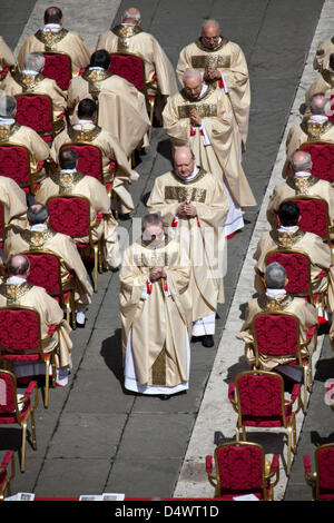 Cardinali assemblati alla messa inaugurale del Papa Francesco I in Piazza San Pietro Foto Stock