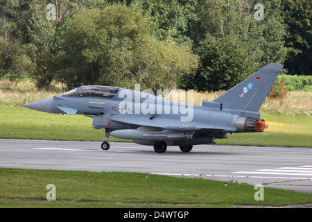 Il tedesco Eurofighter Trainer con ala tre scudetti decollare da Hradec Kralove, Repubblica Ceca. Foto Stock