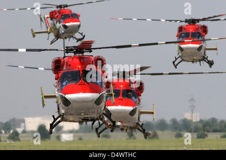 Forza aerea indiana Dhruv elicotteri del Sarang demo team, Berlin Schonefeld, Germania. Foto Stock