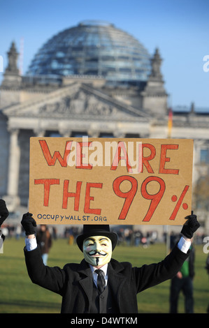 Berlino, Germania, l'uomo con la maschera di Guy Fawkes sul movimento occupano in Berlin-Mitte Foto Stock