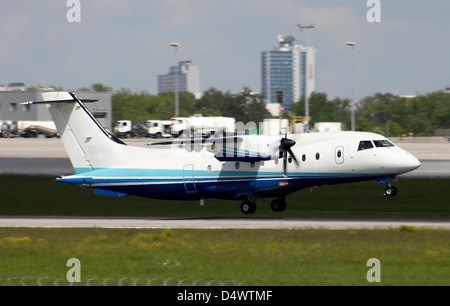 Stati Uniti Air Force Dornier 328 aereo del ventisettesimo Special Operations Group, decollo dall'Aeroporto di Stoccarda, Germania. Foto Stock