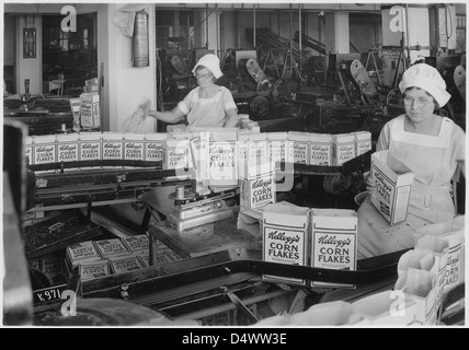 Kellogg Company. Le donne di ispezionare riempito di scatole di cereali le scatole prima di andare al chiudibuste Foto Stock