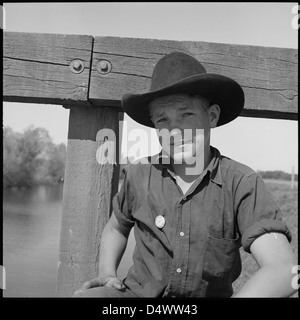 San Joaquin Valley, California. Lavoro a contratto. Sedici anni e possessore di un pulsante di un contraente del lavoro che lo dà diritto a lavorare nei campi accanto agli adulti Foto Stock