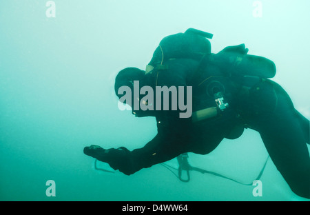 Un Navy SEAL combattere nuotatore naviga in acqua utilizzando una scheda di bussola. Foto Stock