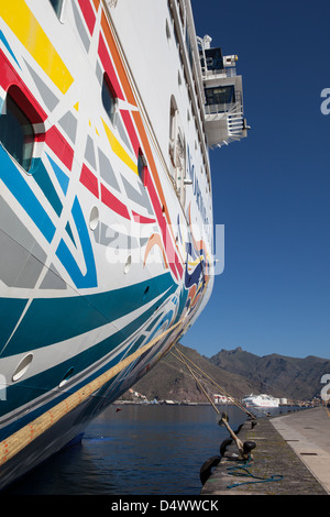 Norwegian Spirit NCL Cruise liner nel porto e ormeggiato al porto di Tenerife, Puerto Los Cristianos, Isole Canarie, Spagna. Foto Stock