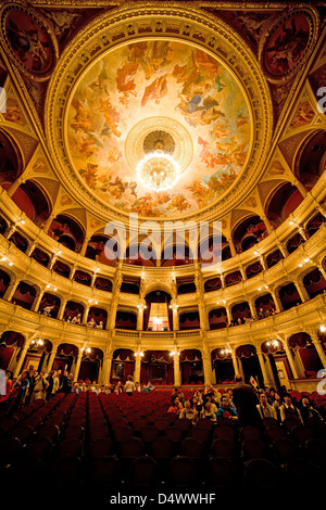 Interno della Budapest Opera House, auditorium e soffitti con affreschi di Karoly Lotz in Budapest, Ungheria. Foto Stock