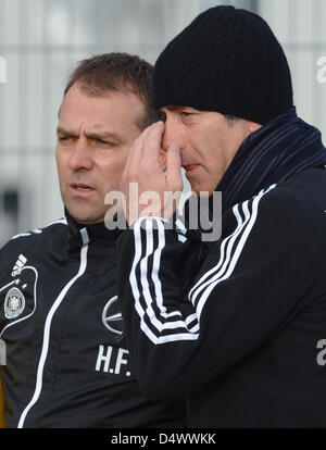 Francoforte, Germania. Xix Marzo 2013. La Germania capo allenatore Joachim Loew (R) e l'assistente allenatore Hansi Flick parla durante la sessione di allenamento della nazionale tedesca di calcio in Francoforte sul Meno, Germania, 19 marzo 2013. La Germania si sta preparando per la prossima World Cup Match di qualificazione contro il Kazakistan in Astana il 22 marzo. Foto: ARNE DEDERT/dpa/Alamy Live News Foto Stock