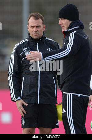 La Germania capo allenatore Joachim Loew (R) e l'assistente allenatore Hansi Flick parla durante la sessione di allenamento della nazionale tedesca di calcio in Francoforte sul Meno, Germania, 19 marzo 2013. La Germania si sta preparando per la prossima World Cup Match di qualificazione contro il Kazakistan in Astana il 22 marzo. Foto: ARNE DEDERT Foto Stock