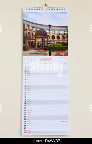 Vuoto calendario pittorica con fotografia di Harrogate che mostra i giorni e le date previste per il mese di agosto 2013 appeso a una parete Foto Stock