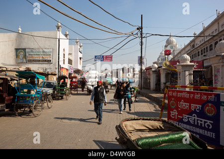 Una strada trafficata scena nella città vecchia di Amritsar al di fuori del tempio d'oro complesso. Foto Stock