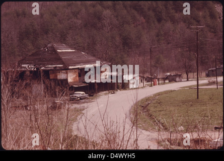 Old Coal Company Store che fu distrutta da un incendio nella contea di Fentress, Tennessee, città di Wilder vicino a Cookeville 04/1974 Foto Stock