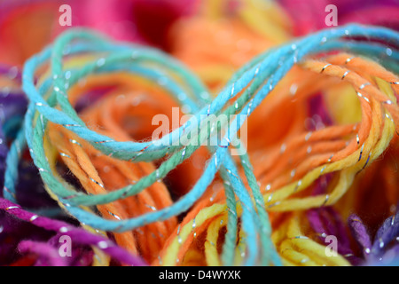 Filettature vicino. Luminoso e brillante filato per maglieria. Foto Stock