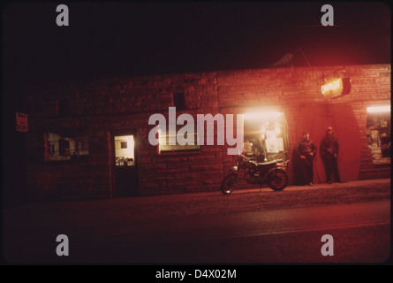 Robert Johnson, 18 e Lanny verde, 21, al di fuori di una birra in comune Clothier, West Virginia, vicino Madison 04/1974 Foto Stock