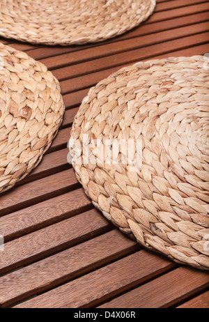 Round di vimini e stare in piedi sulla tavola da bar in legno Foto Stock