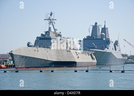 La USS Indipendenza (LCS-2), colore per il primo piano e USS Mesa Verde (LPD 19) agganciate insieme alla stazione navale di Norfolk, Virginia, Stati Uniti d'America. Foto Stock