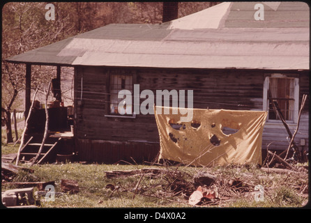 Una coperta distrutta Hung su una linea in Fireco, Virginia occidentale vicino Beckley, simboleggia il declino nella zona dopo che le miniere di carbone hanno dato fuori... 04/1974 Foto Stock