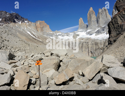 Il segno sul percorso per il Mirador Las Torres e del granito delle guglie di Torres del Paine da ovest Foto Stock