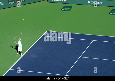 Djokovic serve al BNP Paribas Open a Indian Wells 2013 Foto Stock