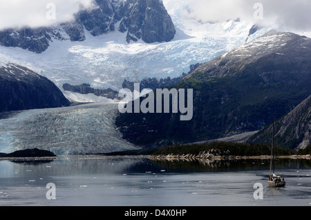 Il Ghiacciaio Pia fluisce nel fiordo di Garibaldi fuori dello Stretto di Magellano. Fiordo di Garibaldi, stretto di Magellano, Repubblica del Cile. Foto Stock