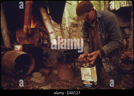 Residente a Roxbury, Vermont, aspira il sciroppo finito da un evaporatore casalinghi ..., 05/1974 Foto Stock