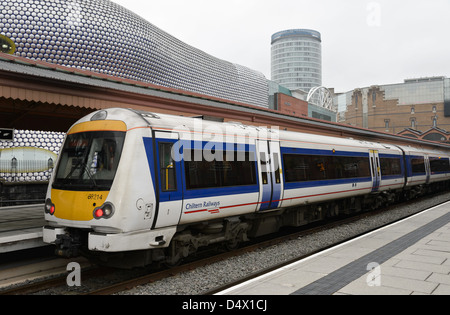 Un Chiltern Railways treno a Moor Street Station in Birmingham con locale landmarkthe Bullring e alla rotonda in background Foto Stock