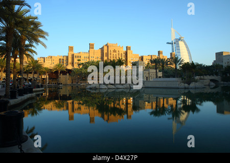 Madinat Jumeirah e il Burj Al Arab Hotel, Dubai, Emirati Arabi Uniti Foto Stock