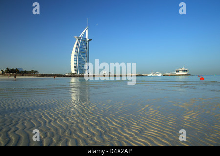 Burj Al Arab dalla spiaggia di Jumeirah, Dubai, Emirati Arabi Uniti Foto Stock