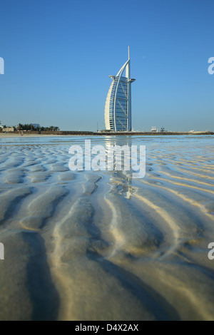 Burj Al Arab dalla spiaggia di Jumeirah, Dubai, Emirati Arabi Uniti Foto Stock